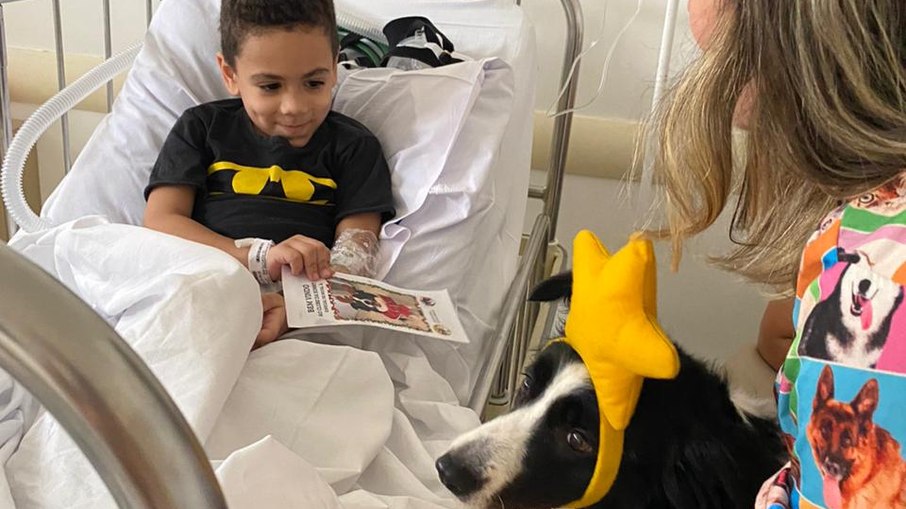 Os animais, acompanhados de seus tutores, passaram por uma higienização rigorosa, seguindo protocolos do Serviço de Controle de Infecção Hospitalar (SCIH), antes de percorrerem os corredores do hospital.