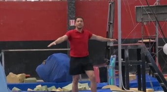 Repórter da Globo viraliza ao reproduzir saltos da ginástica 