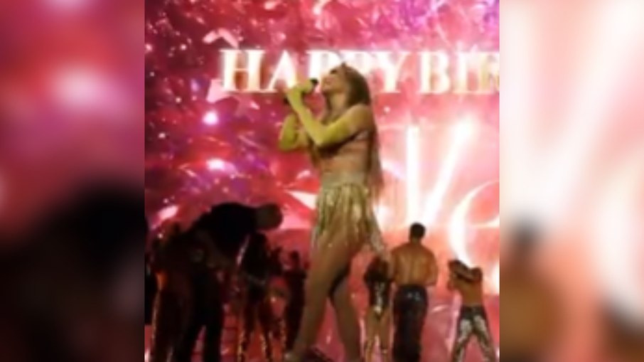 Saia de Jennifer Lopez cai em show e reação surpreende fãs