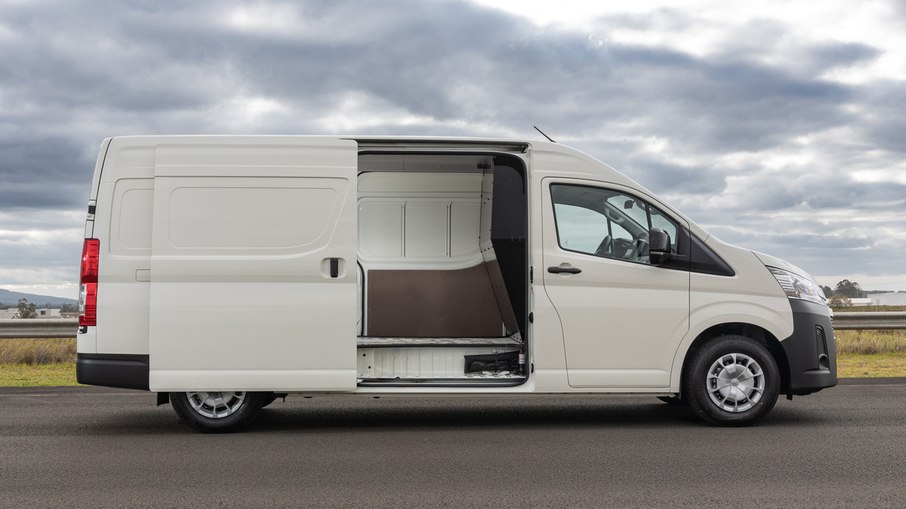 Vista lateral da Toyota Hiace Furgão