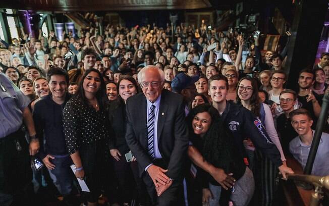 Bernie Sanders, ao centro, durante evento sobre o clima na Universidade de Georgetown, em Washington