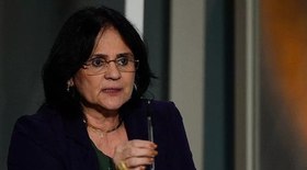 Damares Alves tem alta após sofrer paralisia facial