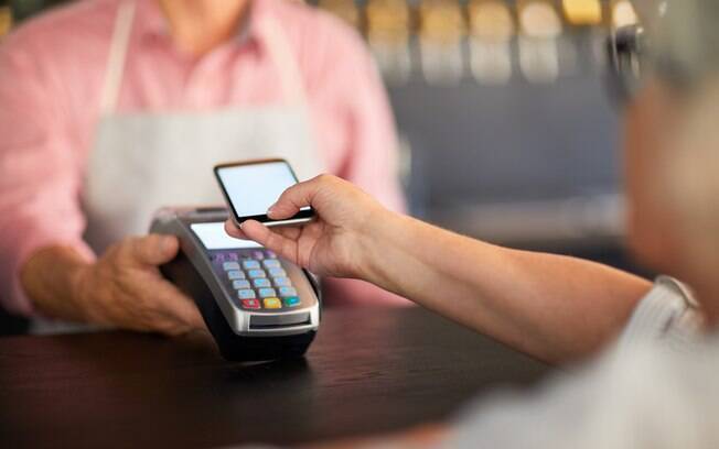 Para realizar o pagamento com celular por aproximação é preciso que os aparelhos tenham tecnologias NFC ou MST