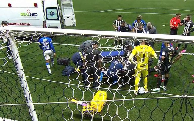 Vitão foi atendido no gramado da Arena MRV