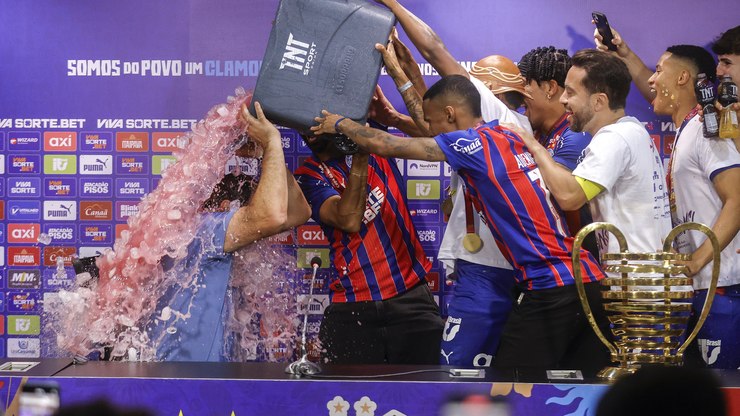 Rogério Ceni leva banho gelado em festa do título do Bahia