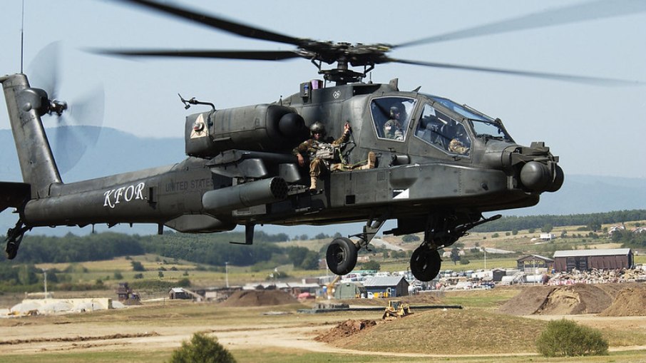 Aeronaves que colidiram são do modelo AH-64