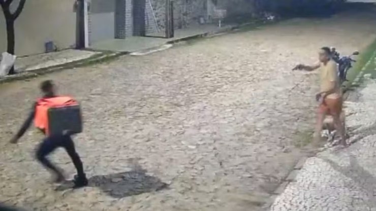 Sargento manda entregador correr e atira duas vezes contra ele