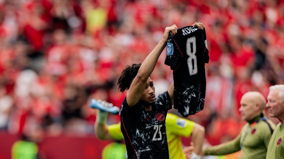 Saliba homenageando Koné