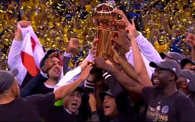 Golden State Warriors conquista o quinto título da NBA e o primeiro dentro de casa