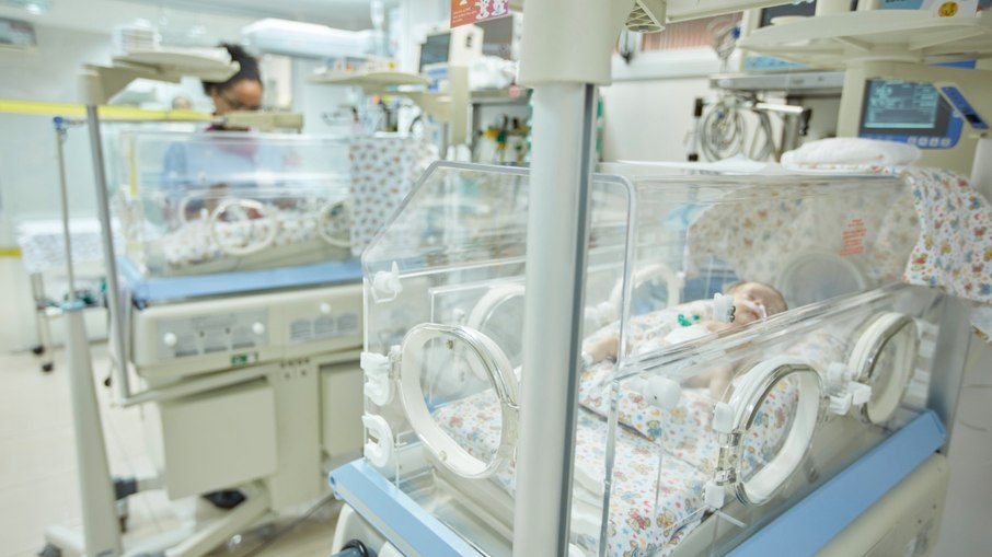Profissional alerta para a falta de estrutura no país para cuidar de bebês prematuros