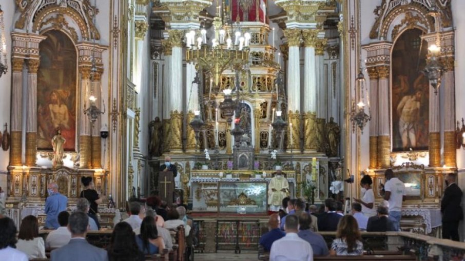 Igreja católica recebe fiéis na Bahia