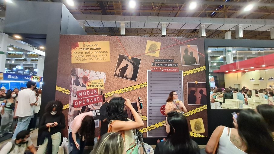 Fãs do 'Modus Operandi' reunidos em fila para ponto de foto na Bienal do Livro de São Paulo