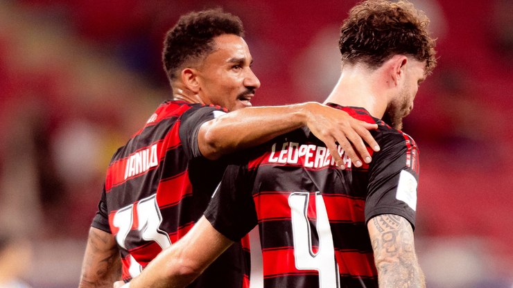 Zagueiros decidem, Fla vence Pyramids e decidirá com o PSG