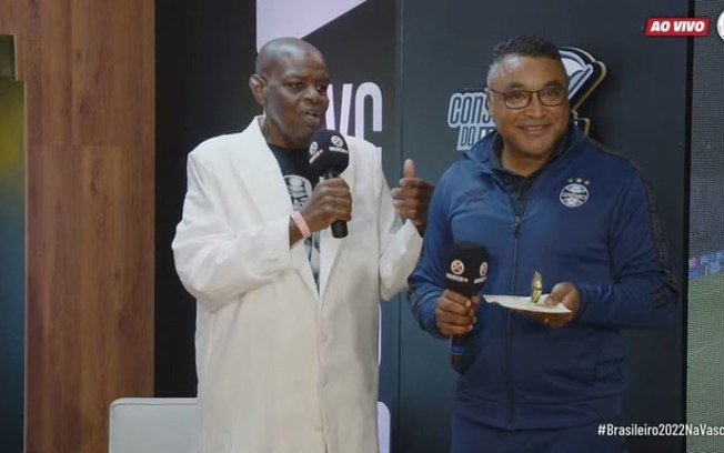 Antes do jogo, Vasco homenageia o técnico Roger Machado, do Grêmio, com a medalha 'Pai Santana'