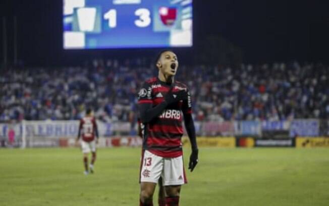 VÍDEO: Lázaro celebra 'momento lindo' ao chegar a nove participações em gols pelo Flamengo no ano