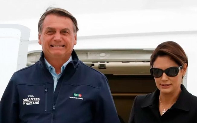 Bolsonaro viaja aos EUA e usa jaqueta com marca de evento de surfe exibido pela Globo