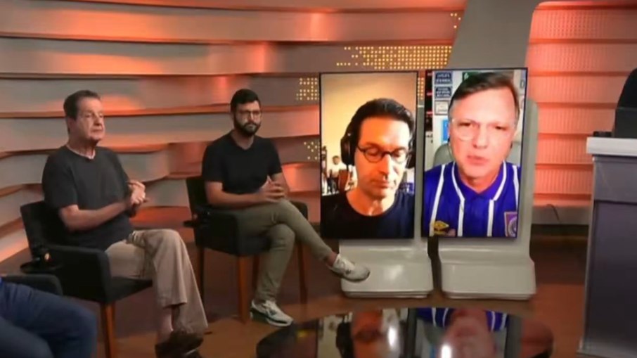 Debate os jornalistas sobre a arbitragem da partida. Debate os jornalistas sobre a arbitragem da partida.