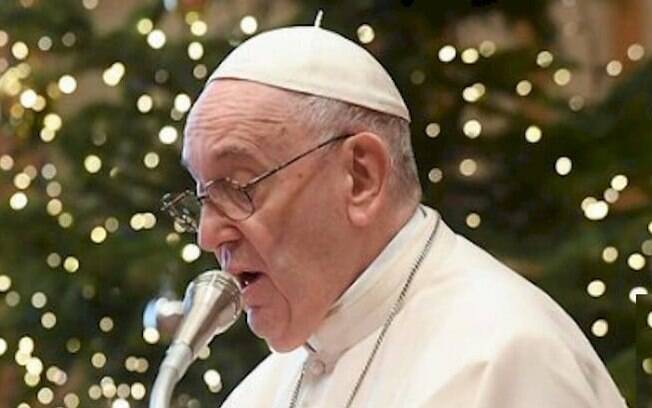 Papa Francisco é flagrado visitando uma loja de discos em Roma