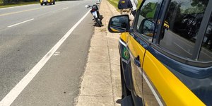 Vídeo: PRF apreende moto após homem bancar o "superman"