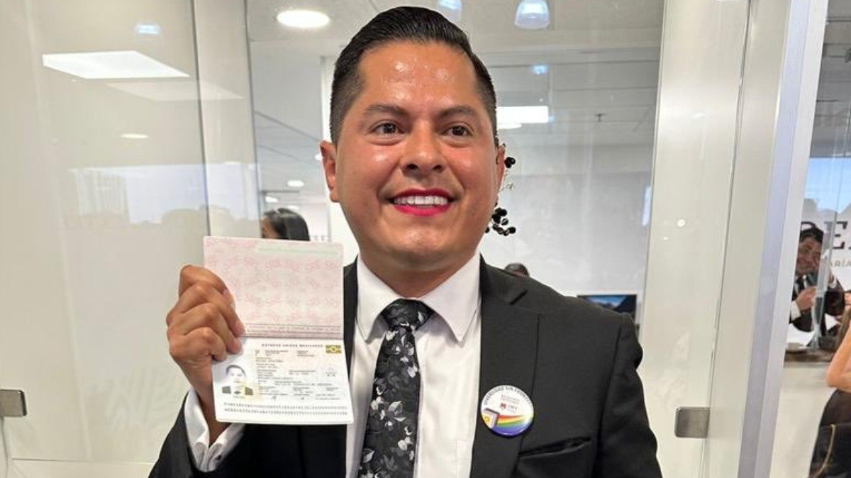 O ativista mexicano Ociel Baena recebeu seu passaporte 