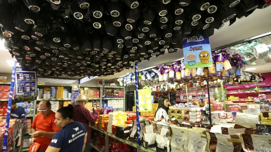 É importante ficar atento para não levar “chocolate fake” para casa achando que está comprando chocolate de verdade É importante ficar atento para não levar “chocolate fake” para casa achando que está comprando chocolate de verdade