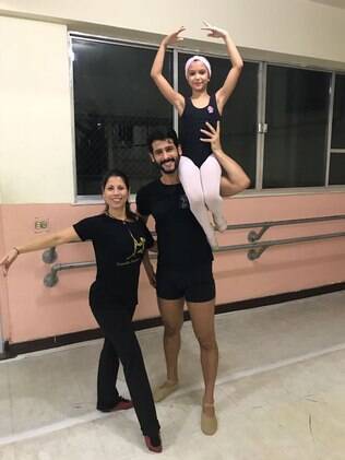 Raphael e Luana na aula de balé com a professora que gravou o vídeo que ganhou grande repercussão