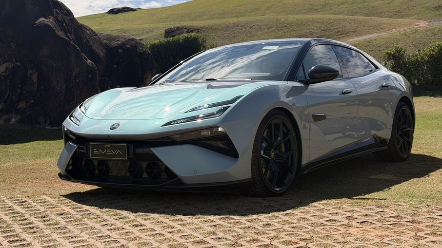 Lotus Emeya 900 entrega 918 cv, tração integral e desempenho de esportivo em uma carroceria elétrica de quatro portas. Lotus Emeya 900 entrega 918 cv, tração integral e desempenho de esportivo em uma carroceria elétrica de quatro portas.