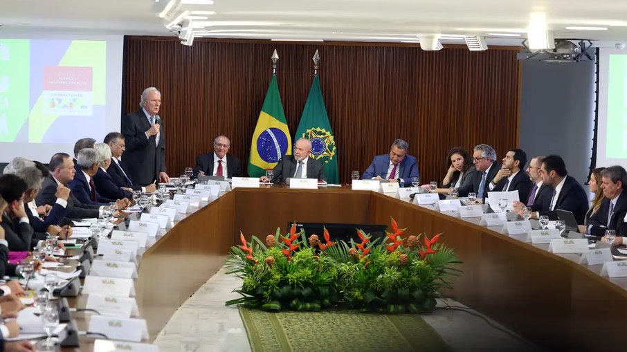 Presidente Lula durante reunião com governadores e ministros