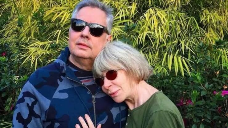 Viúvo de Rita Lee, Roberto de Carvalho é visto com ex em Paris