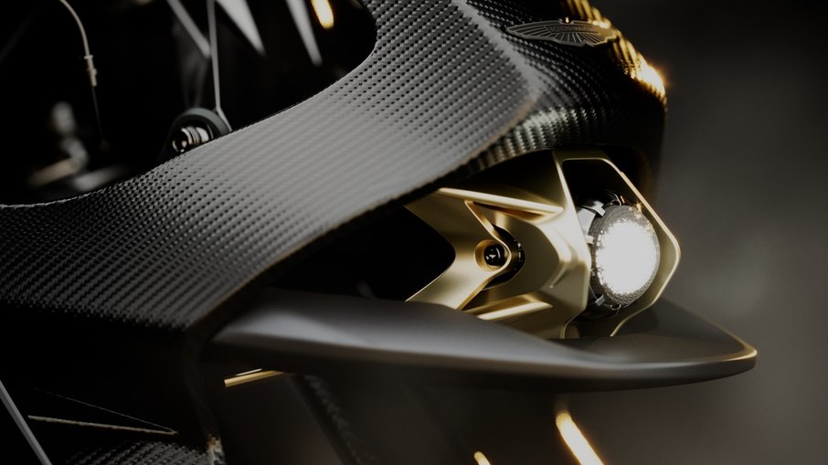 Farol dianteiro e carenagem mostram a integração entre função aerodinâmica e identidade visual da Aston Martin