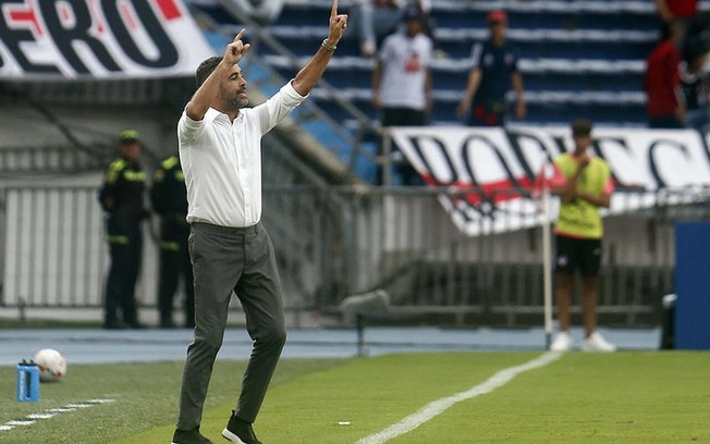 Artur Jorge orienta jogadores do Botafogo