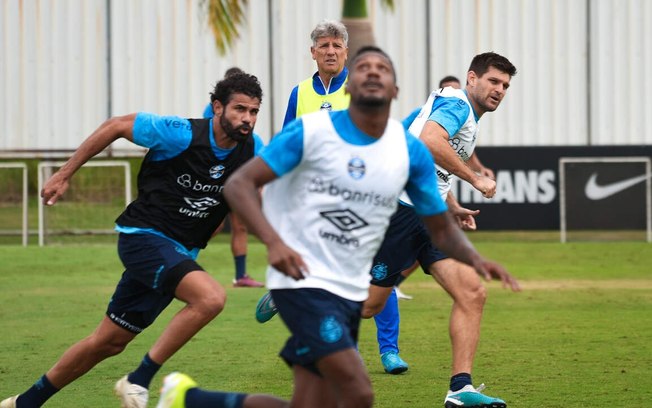 Jogadores do Grêmio treinam em São Paulo, no CT do Corinthians 