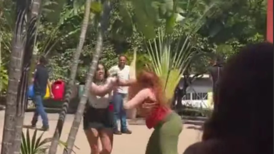 Briga entre mulheres na UFMG Briga entre mulheres na UFMG