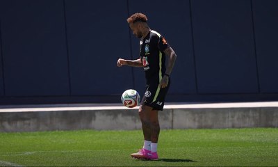 Neymar treina em campo às vésperas do duelo contra o Haiti