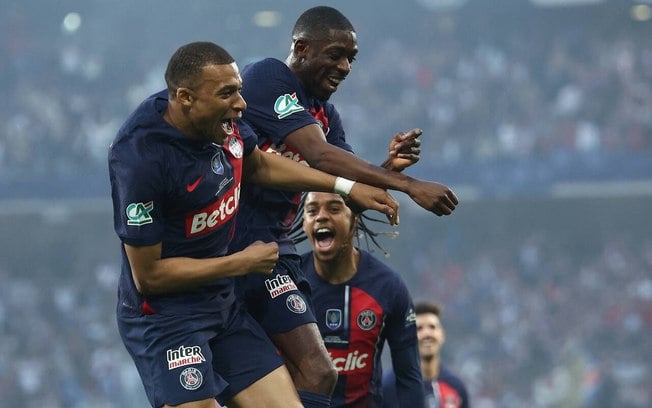 Mbappé comemora gol de Dembele na final da Copa da França