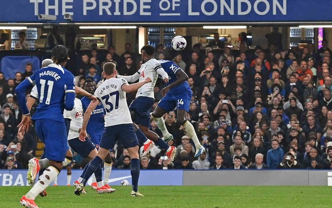  Chalobah (de azul, encoberto)  conclui para fazer o primeiro gol do Chelsea sobre o Tottenham no duelo londrino desta 5ª feira (2/5) pela Premier League