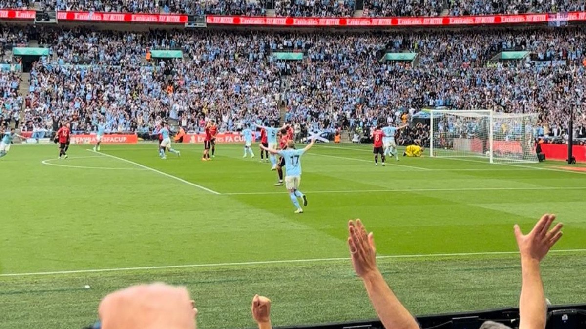De Bruyne comemora assistência para Gündogan em City x United na final da FA Cup de 2023
