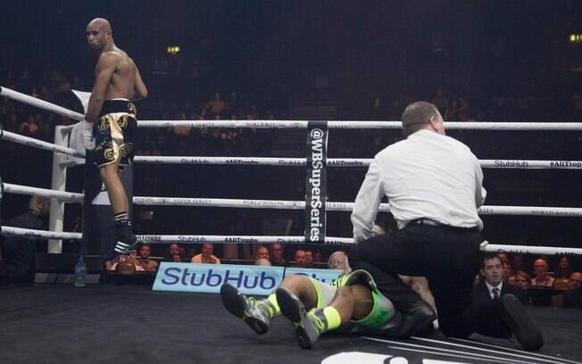Boxeador Nathan McIntosh fica no chão após ser nocauteado por Louis Adolphe 