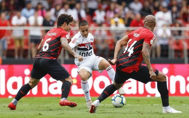 São Paulo e Athletico-PR duelaram no estádio do Morumbi