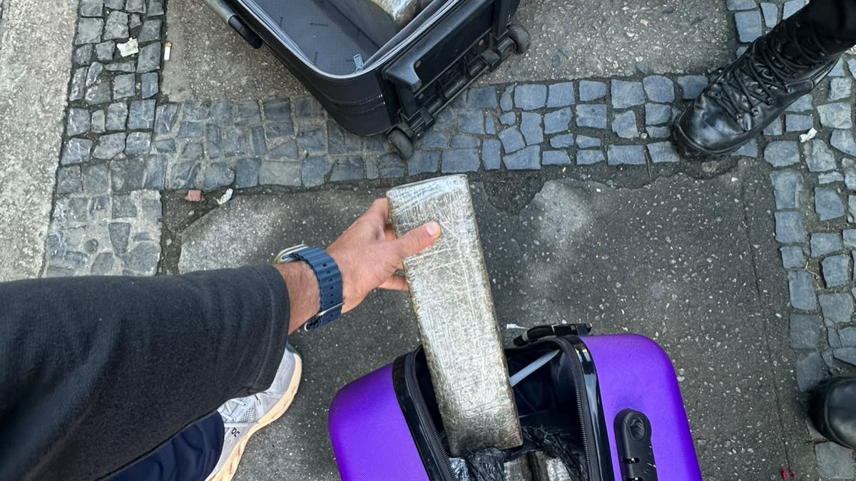 Mala utilizada pelas suspeitas para transportar os 29 tabletes de drogas apreendidos pela PM na Tijuca Mala utilizada pelas suspeitas para transportar os 29 tabletes de drogas apreendidos pela PM na Tijuca