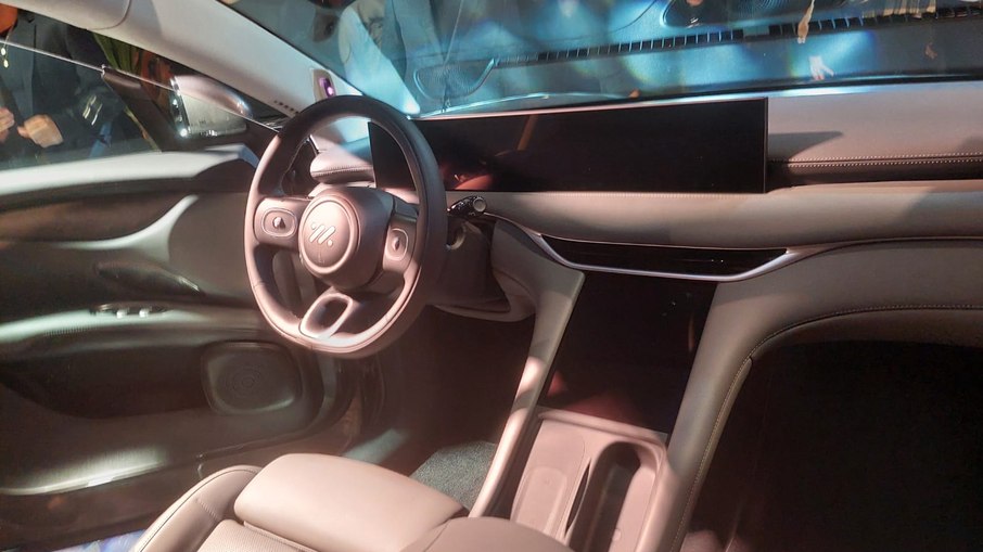 Interior na cor preta e telas do Mg IM6