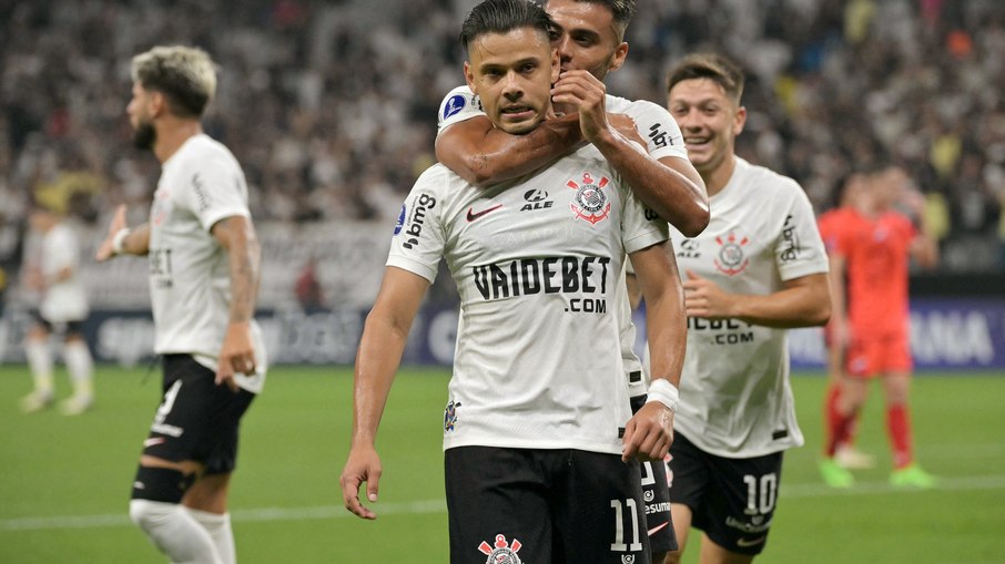 Romero brilha e Corinthians goleia o Nacional por 4 a 0 pela Copa Sul-Americana