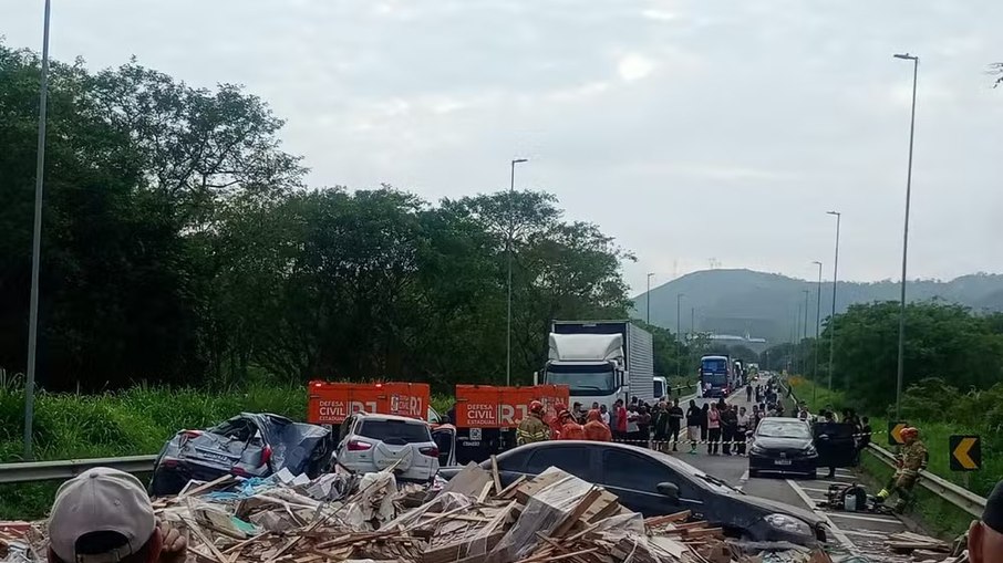Acidente envolveu quatro carros de passeio e uma carreta