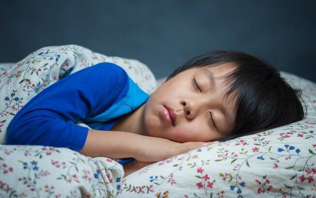 Benefícios de dormir cedo podem incluir também o desenvolvimento social, emocional e cognitivo, segundo pesquisa