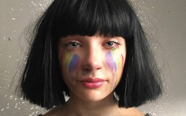 A cantora Sia vazou uma foto sua em que aparece nua, de costas, para frustrar a venda das imagens