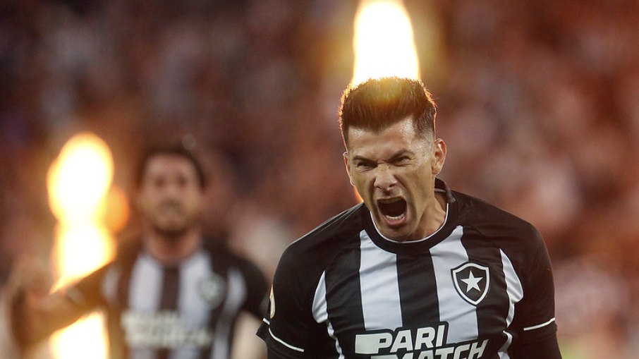 Victor Cuesta marcou o único gol do clássico entre Botafogo e Fluminense