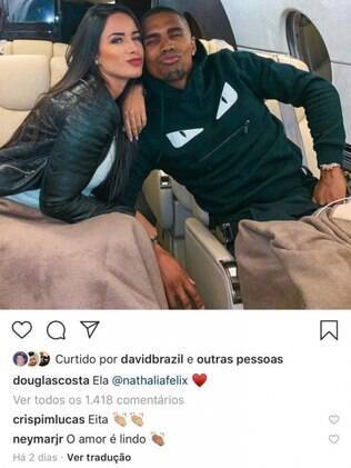 Neymar comenta na foto em que Douglas Costa aparece com Nathália Felix