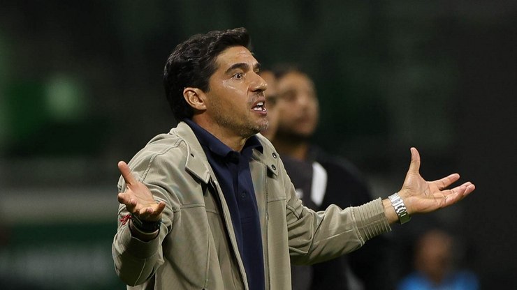 Torcida organizada do Palmeiras pede cabeça de Abel Ferreira