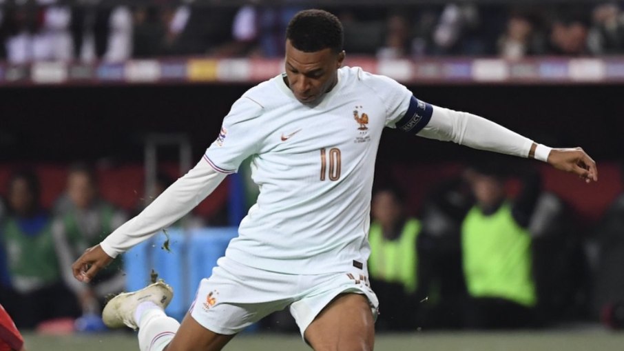 Mbappé sente dores no joelho e deixa estreia de Zidane na França Mbappé sente dores no joelho e deixa estreia de Zidane na França