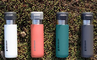Garrafa térmica Stanley é a sensação do ano e surge em oferta